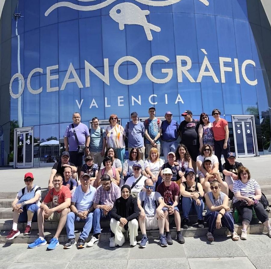 Foto: grup d'usuaris del CO i CET davant l'Oceanogr&agrave;fic de Val&egrave;ncia