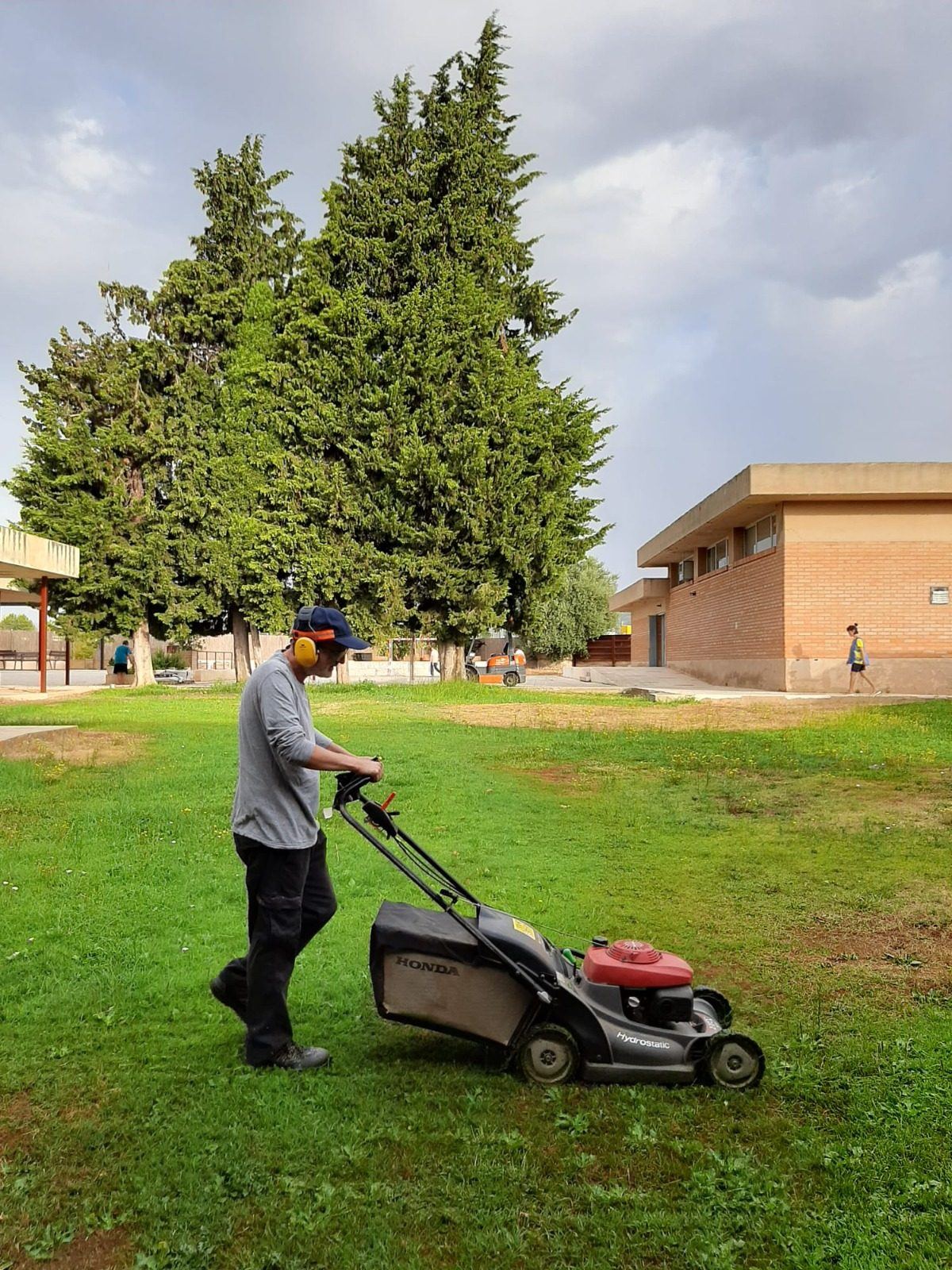 Primer pla de mans d'una persona adulta en una activitat del centre