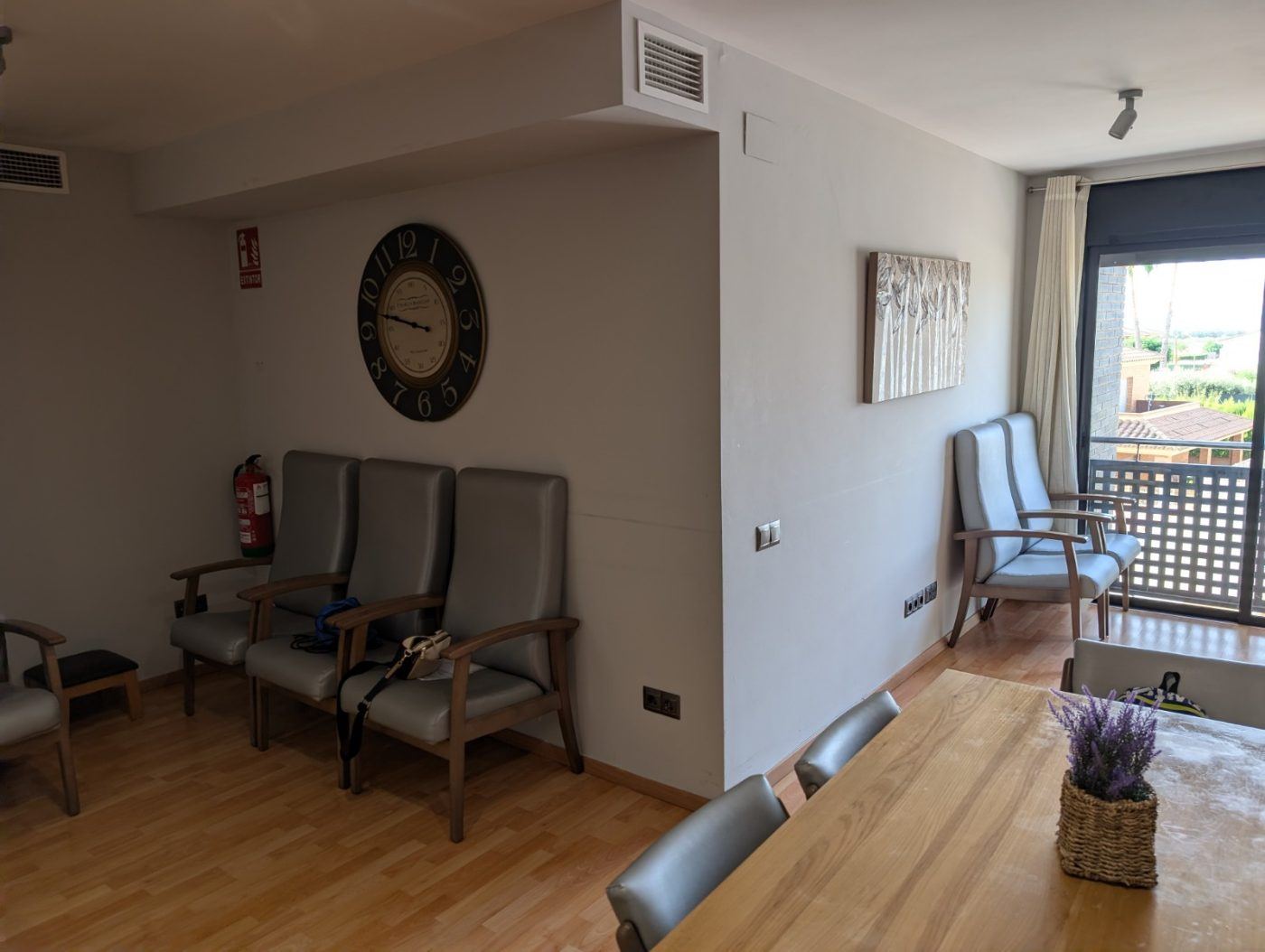 Sala d'estar càlida i lluminosa de la Llar-residència Teresa Fernández