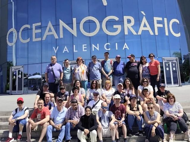 Grup AJEM davant l'Oceanogr&agrave;fic de Val&egrave;ncia