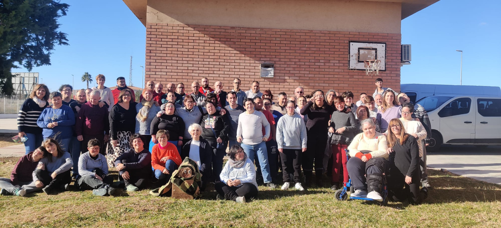 Grup de persones de l'entitat en una foto de grup a l'exterior