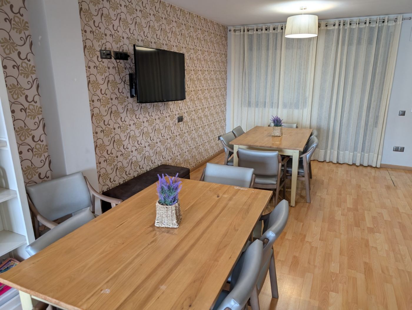 Sala d'estar i menjador de la Llar, ambient càlid i domèstic