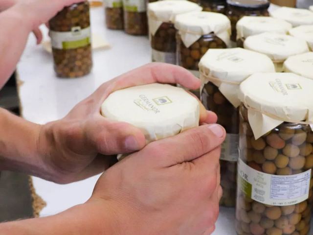 Manipulaci&oacute; de pots d'olives al CET AJEM