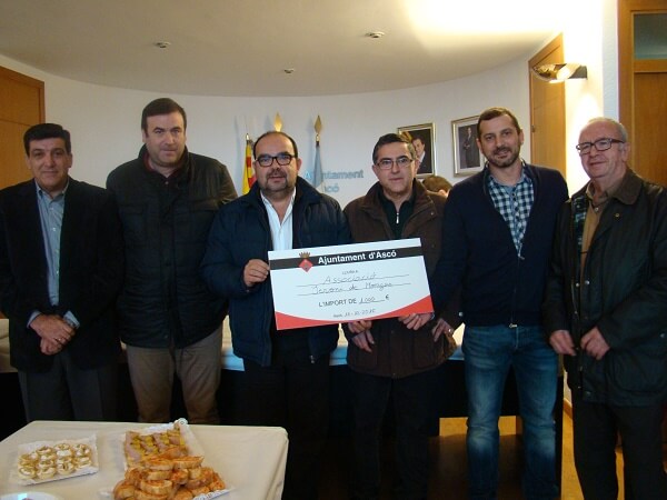 Acte de lliurament d’un xec de 1000 € de l’Ajuntament d’Ascó a l’Associació Jeroni de Moragas